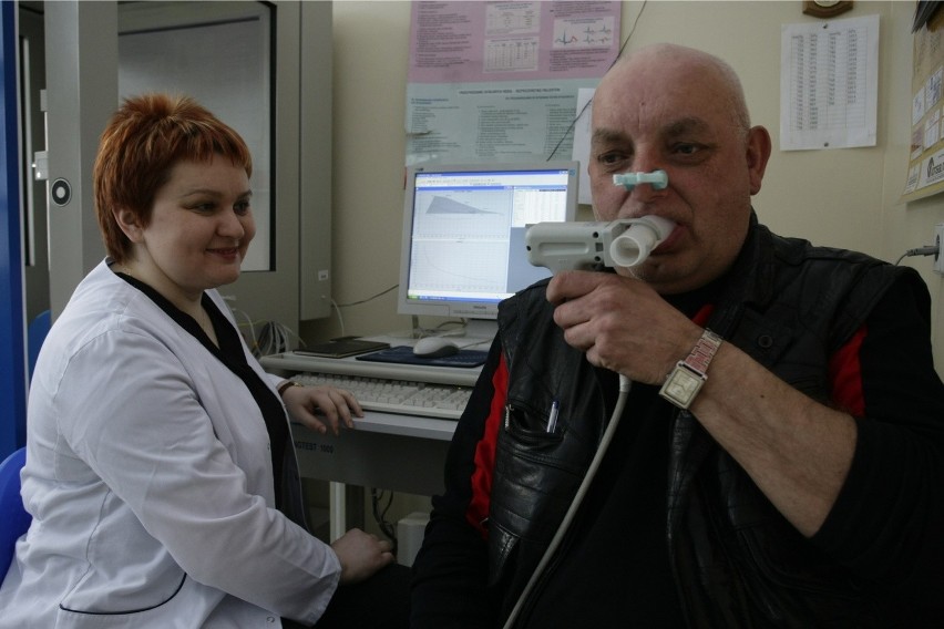 Dr amelia szymanowska podczas badania spirometrycznego