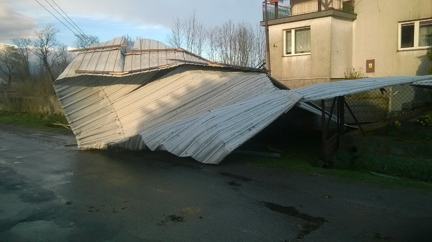 Skutki wtorkowej wichury. Wiatr zerwał dach budynku (ZOBACZ ZDJĘCIA)