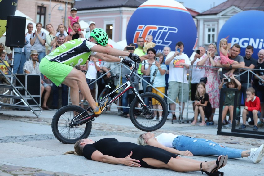 Krystian Herba w czasie pokazu na Rynku w Kielcach.