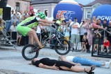 Niesamowity pokaz Krystiana Herby w Kielcach. To sześciokrotny rekordzista Guinnessa, na rowerze zdobywa najwyższe budynki świata