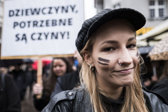 Od kilkunastu dni organizatorzy protestu zachęcali kobiety, aby w ramach sprzeciwu wobec zakazu aborcji, w poniedziałek zamiast do pracy wyszły na ulice ubrane na czarno. W Toruniu demonstracja rozpoczęła się od godz. 15 na Rynku Staromiejskiemu.