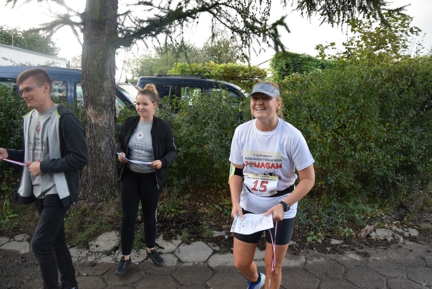 Biegli w pobiednickim półmaratonie, żeby pomóc zarobić na leczenie dla chorych osób [ZDJĘCIA]