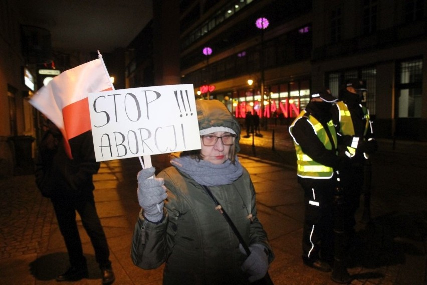 Czarna Środa we Wrocławiu. Protest w Rynku i pod biurami poselskimi 