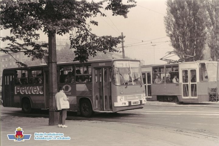 lata 1983-1984. Plac Centralny. Krótki Ikarus na linii...