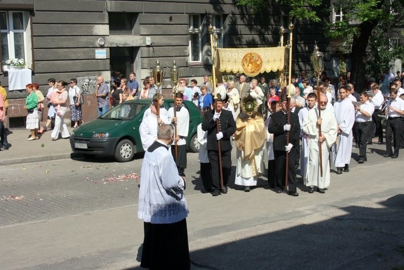 Boże Ciało 2014 w Zabrzu: procesja z kościoła św.Anny w...