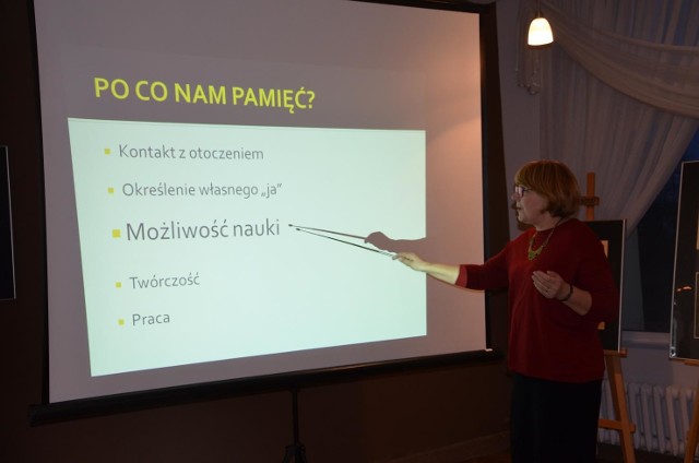Doktor neurolog Beata Sokołowska podczas multimedialnej prezentacji.