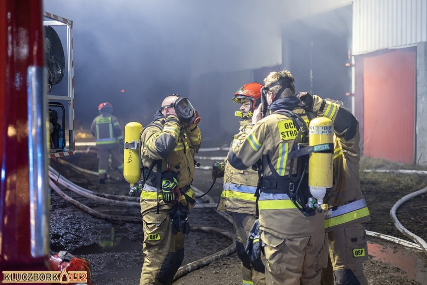 Strażacy walczyli z pożarem hali w Bogdańczowicach, w której...