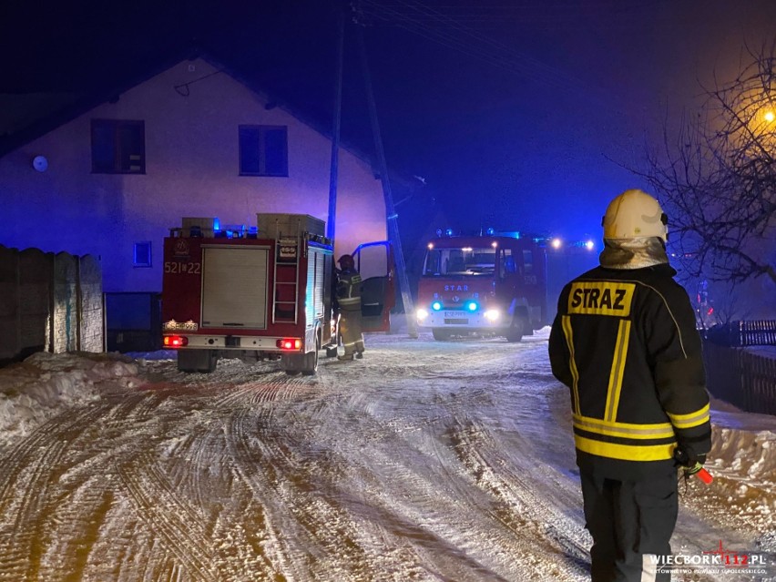 W Płoskowie kierowca uderzył w słup energetyczny