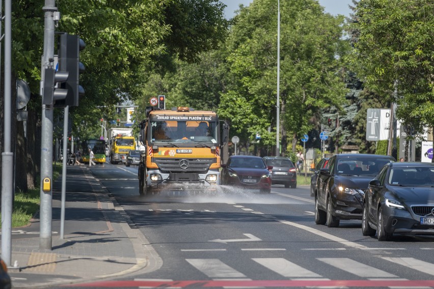 Poznań: Upał w mieście - na ulice wyjechały polewaczki [ZDJĘCIA]