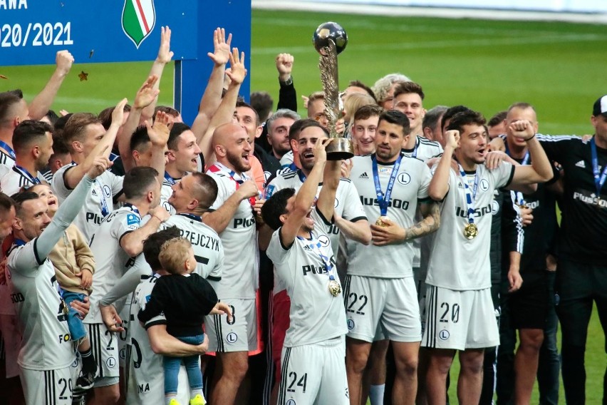 PKO Ekstraklasa. Feta Legii Warszawa po zdobyciu mistrzostwa Polski w sezonie 2020/2021 [ZDJĘCIA]