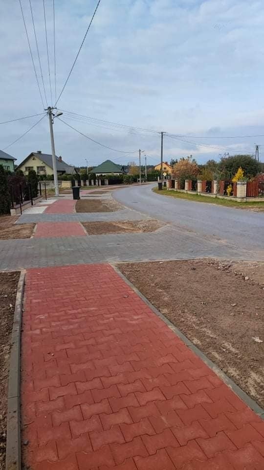 Nowy chodnik oddano do użytku w Ryczywole w gminie Kozienice - zobacz zdjęcia