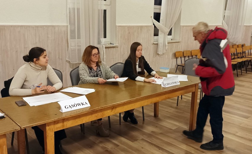 Mieszkańcy gminy Tarnowiec wybierają nowego wójta. Słaba frekwencja przy urnach