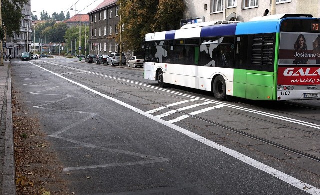 To jedna z obowiązujących zmian "martwe pole" na torowisku przy ulicy Kołłątaja. Kierowcy nie mogą już korzystać z torowiska, żeby skrócić drogę do Ronda Sybiraków.