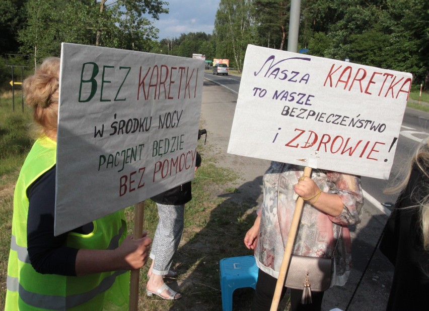 Protest w Jedlni - Letnisko. Mieszkańcy bronią karetki w gminie. Zablokowali ważną drogę