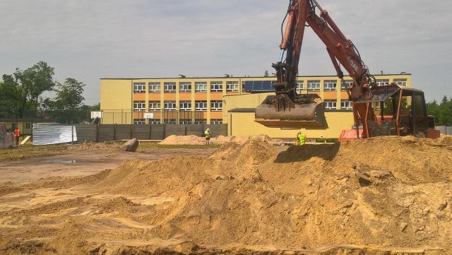 Nowa sala gimnastyczna jest budowana na tyłach białobrzeskiej podstawówki. Wokół sąsiedniego boiska budowana ma być bieżnia.