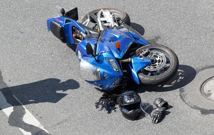 Motocykl zderzył się z BMW pod okrągłą kładką w Rzeszowie. Utrudnienia