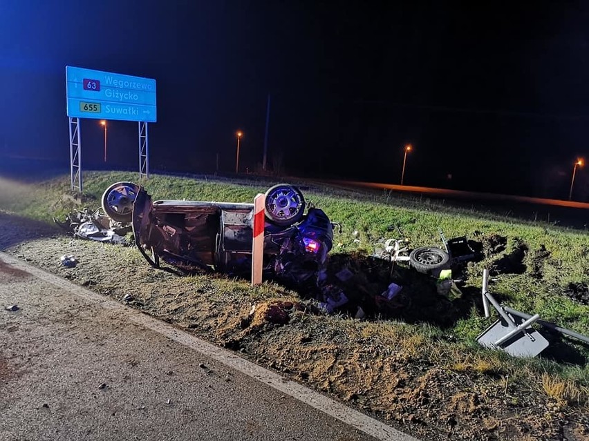 Kąp. Groźny wypadek. Golf dachował w rowie (zdjęcia)