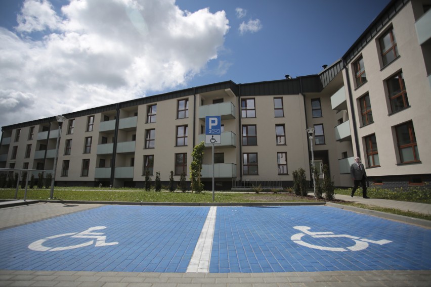 Pierwsi lokatorzy już dostali klucze do mieszkań w nowych miejskich blokach w Słupsku [ZDJĘCIA]