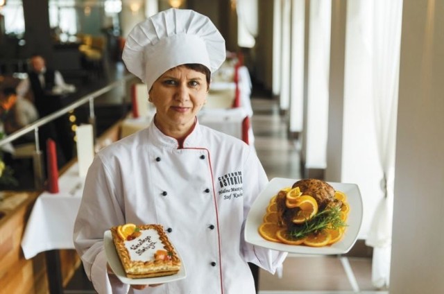 Szefowa kuchni, Halina Muszyńska prezentuje mazurka i kaczkę w pomarańczach, które będą oferowane na kiermaszu w restauracji Centrum Astoria w Białymstoku
