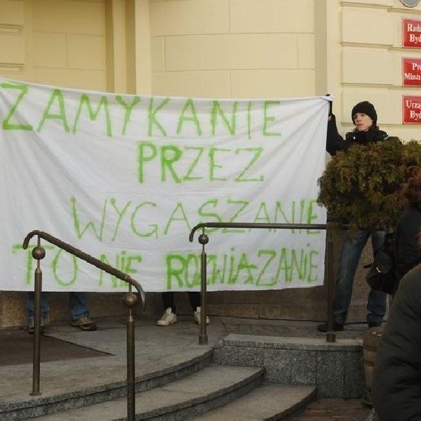 Protest uczniów i rodziców przed Urzędem Miasta