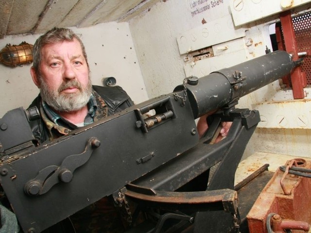- Nad rekonstrukcją tego karabinu pracowałem przez kilka miesięcy. Było warto - zapewnia Tadeusz Stachowicz, pracownik muzeum bunkrów i nietoperzy.