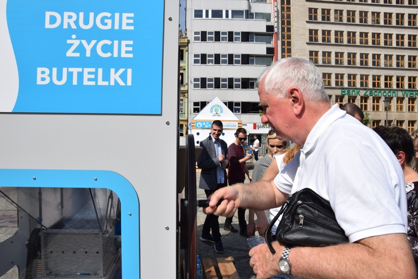 Przynosząc 10 plastikowych butelek można było odebrać...