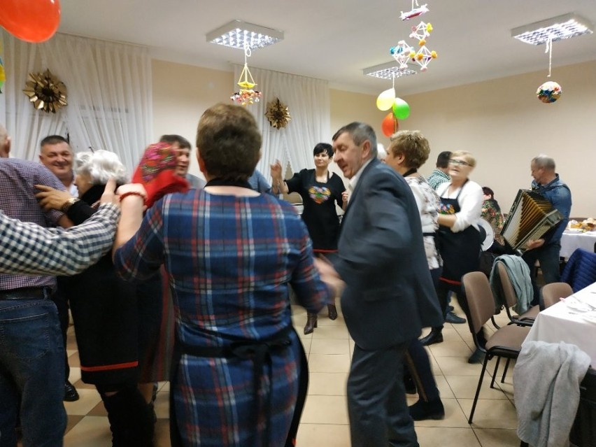 Kusoki, czyli zabawa jak przed laty w Krzesławicach, w gminie Rusinów. Seniorzy tańcem pożegnali karnawał