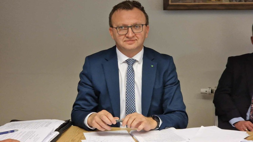 Budżet powiatu sandomierskiego na rok 2024 przyjęty przez Radę Powiatu w Sandomierzu. Na jakie inwestycje zabezpieczono pieniądze?