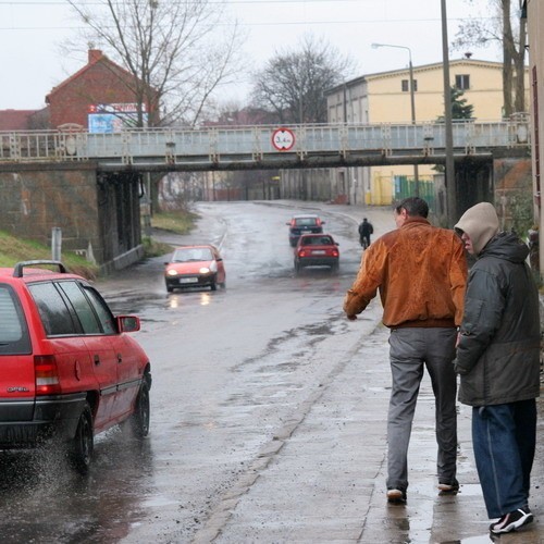 Ulica Grunwaldzka podczas deszczu.