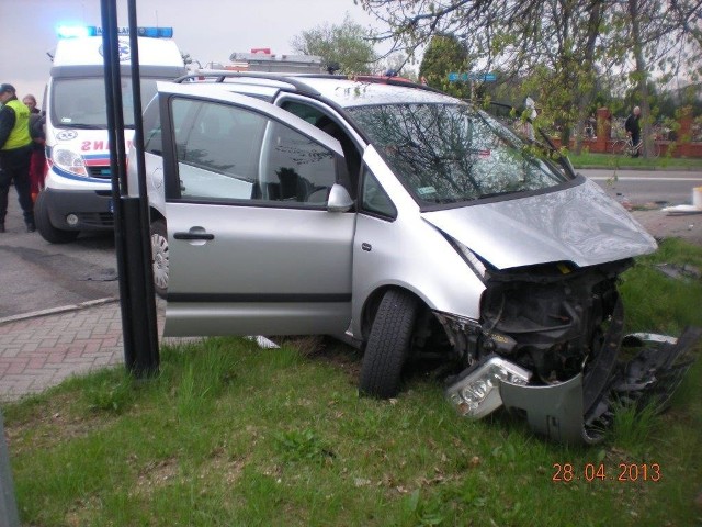 Dwa samochody osobowe zderzyły się w niedzielę po południu na ul. Kozielskiej w Zdzieszowicach. W wypadku zostały ranne trzy osoby.