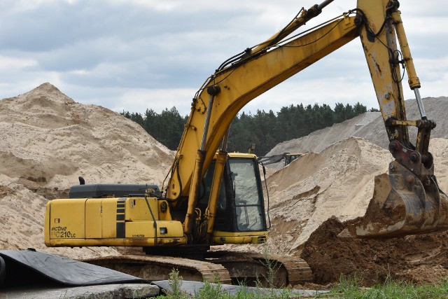 Do nieszczęśliwego wypadku doszło we wtorek 25 września podczas prac ziemnych prowadzonych na polach w gminie Mrocza. Podczas układania rur w wykopanym rowie ziemia przysypała 61-letniego mężczyznę. Po szczegóły tragedii przesuń stronę gestem lub kliknij strzałkę w prawo na zdjęciu.O krok od wielkiej tragedii! Cudem uniknęli śmierci! [wideo - program Stop Agresji Drogowej]