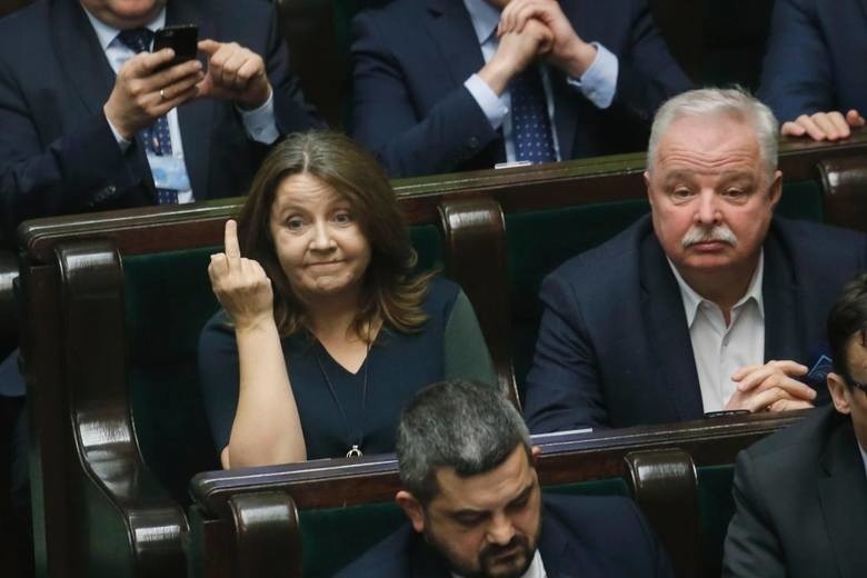 Posłanka Joanna Lichocka z PiS pokazała środkowy palec w...