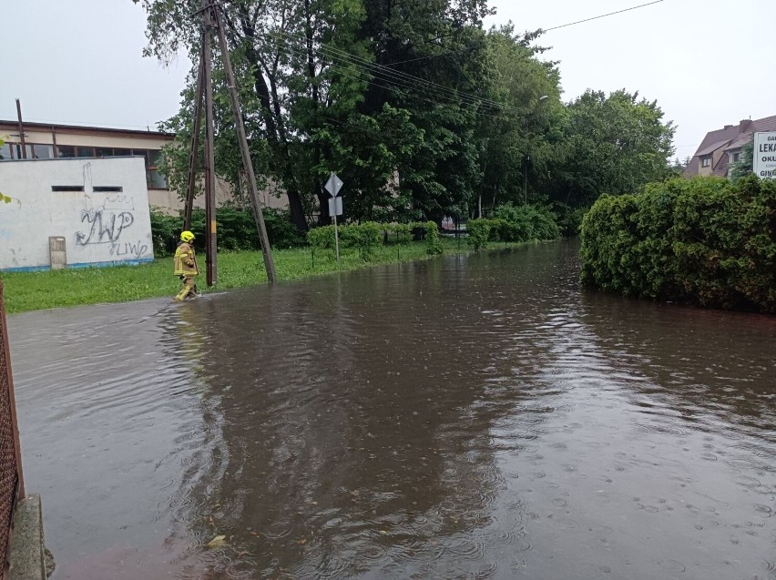 Pływał kajakiem w Wieluniu po zalanej ulicy