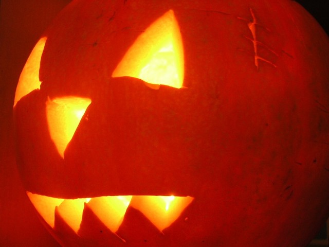 Symbolem halloween jest głowa upiora wycięta z dyni