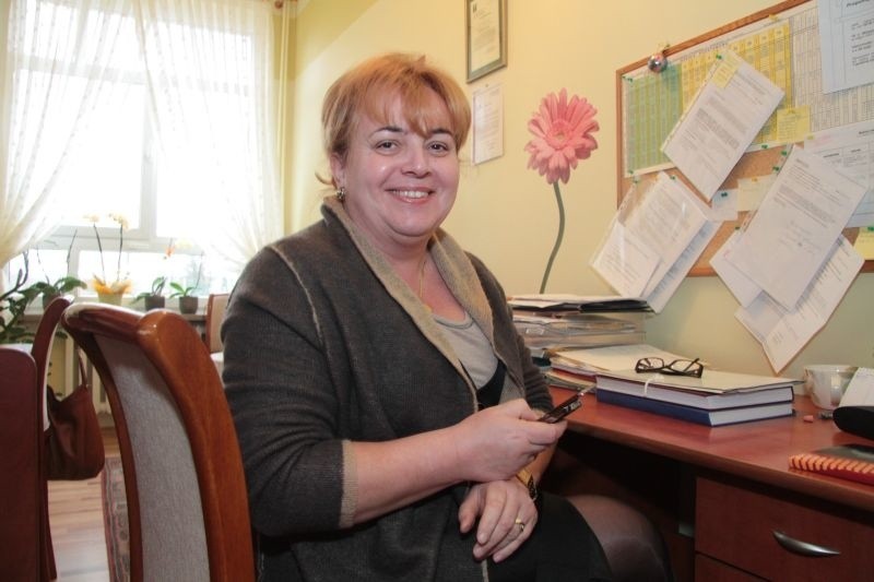 Dyrektor szkoły w Tumlinie, Barbara Domagała uważnie...