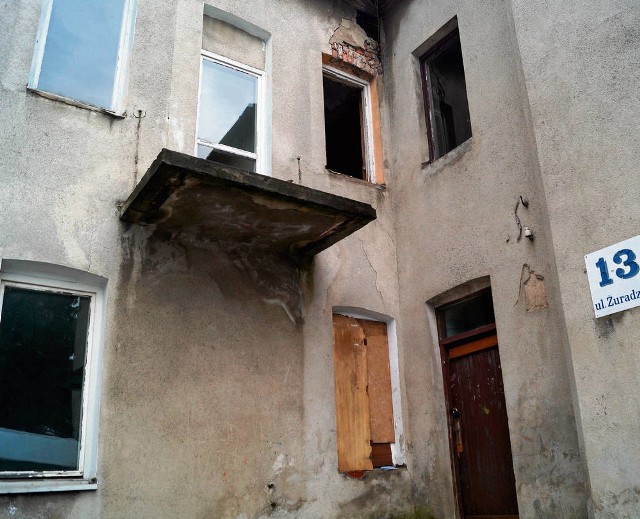 Budynek gminny przy ul. Żuradzkiej w Olkuszu przez brak remontów popadł w ruinę. Od wielu miesięcy stoi pusty i niszczeje