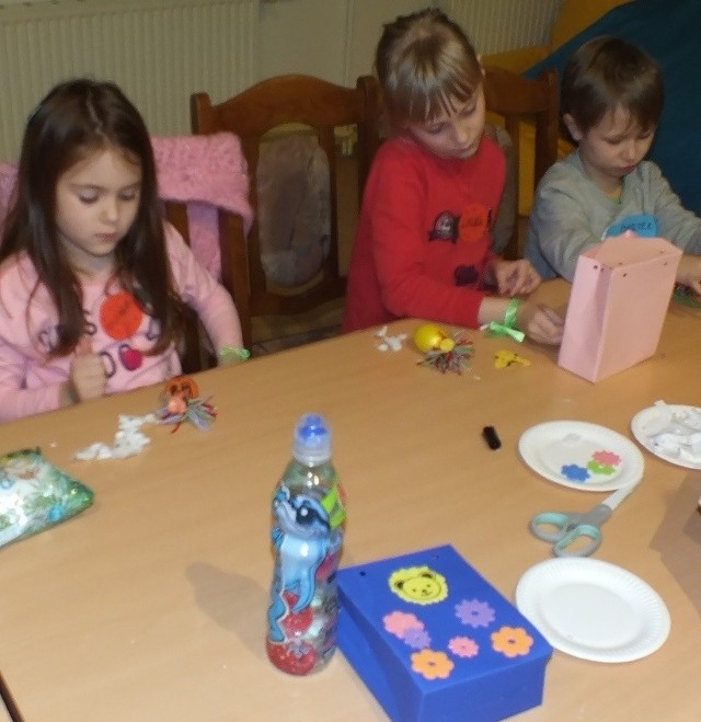Dzieci z Wąbrzeźna w wieku przedszkolnym i wczesnoszkolnym robiły samodzielnie w Wąbrzeskim Domu Kultury "gniotki" z balonów i mąki ziemniaczanej oraz papierowe torby do słodyczy, które ozdabiały świecącymi kwiatkami i perełkami. - Generalnie podczas takich spotkań są zabawy animacyjne z chustą, zabawy na folii bąbelkowej, na której dzieci naśladują zwierzęta, tańczą, ale zainteresowaniem cieszą się także różnego rodzaju pląsy - mówi animator zabaw dziecięcych Dorota Otremba. Warsztaty cieszą się zainteresowaniem, na ostatnie spotkanie przyszło ok. 15 maluchów w wieku od 4 do 7 lat.