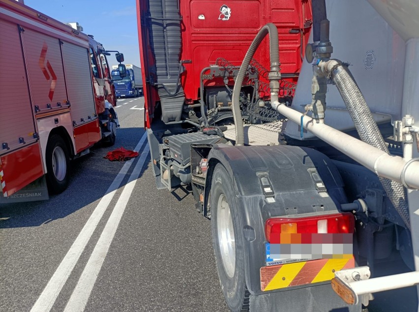 Dolny Śląsk. Śmiertelny wypadek na drodze krajowej 94. Ciężarówka uderzyła w ciągnik do koszenia poboczy - nie żyje kierowca maszyny