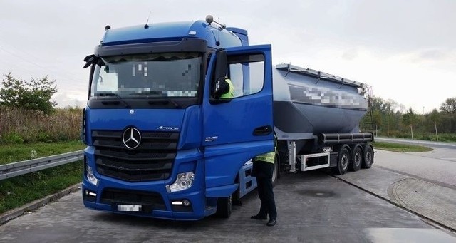 Inspektorzy transportu drogowego zatrzymali kierowcę ciężarówki na krajowej "dwunastce".