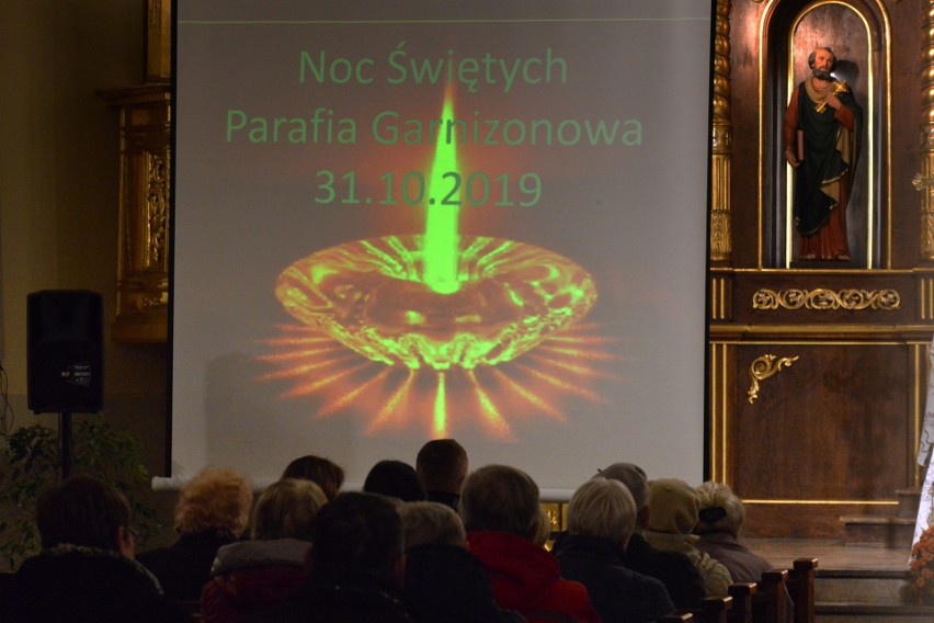 Noc Świętych w Kościele Garnizonowym w Kielcach. Po wspólnej modlitwie było ucałowanie relikwii [ZDJĘCIA, WIDEO]
