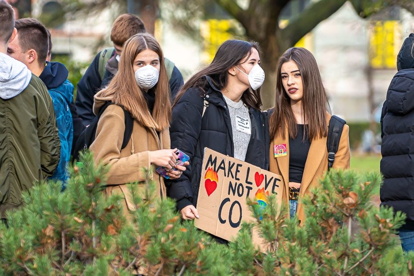 Młodzieżowy Strajk Klimatyczny w Nowym Sączu. Wyszli na ulicę, bo mają dość słów [ZDJĘCIA]