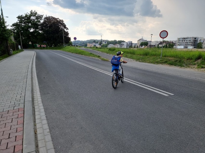 Kraków. Rodzice uczniów SP nr 110 latami walczą o przejście dla pieszych na Tynieckiej. Doczekają się?