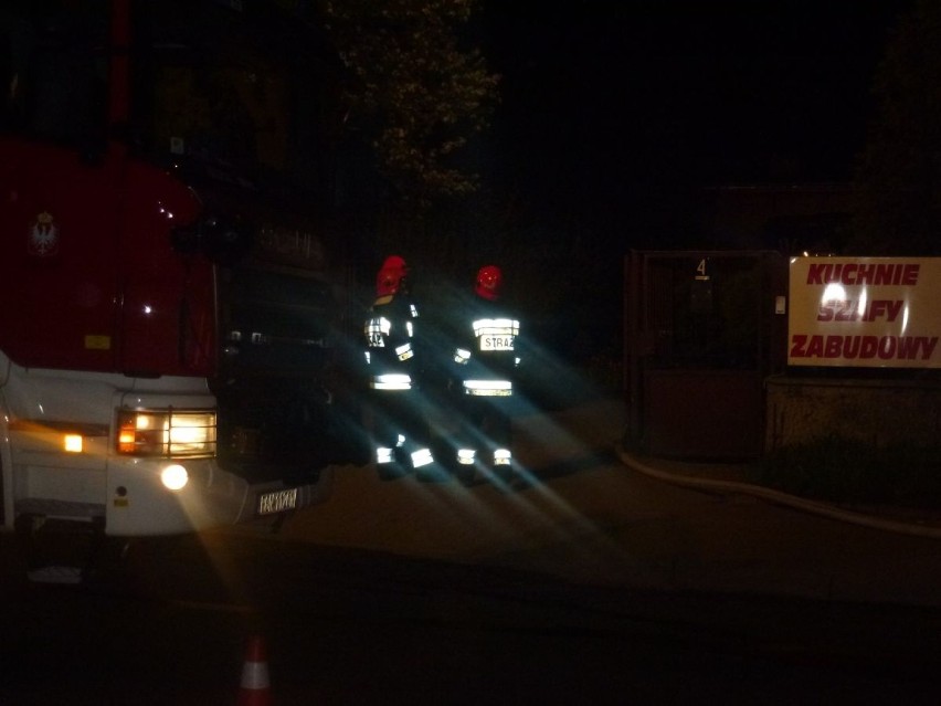 Nocny pożar w Gnieźnie gasiło kilka zastępów straży pożarnej