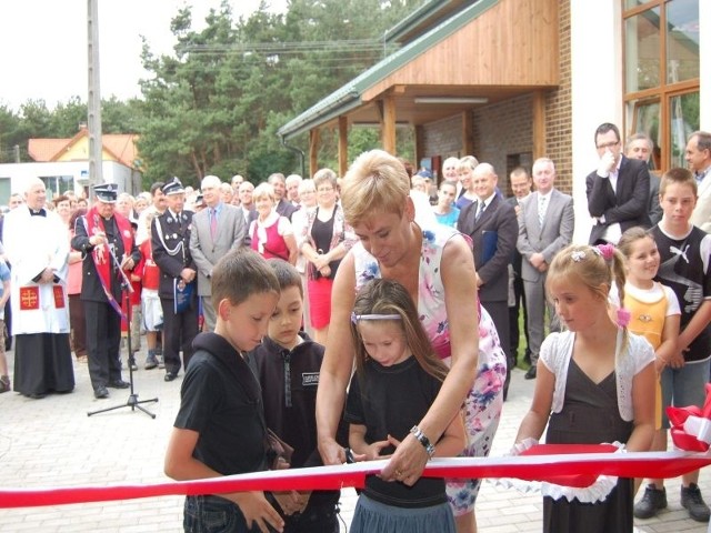 O przecięcie symbolicznej wstęgi w drzwiach prowadzących do świetlicy wiejskiej i muzeum poproszono uczniów SP w Turze