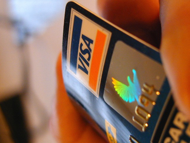 W umowach o karty płatnicze banki stosują niedozwolne zapisy. Fot. sxc.hu