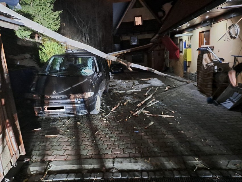 Na Ciągłówce w Zakopanem drzewo spadło na samochód