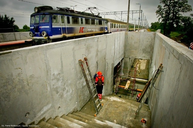 Mieszkańcy Żmigrodu dostaną zupełnie nowe przejście podziemne prowadzące pod wszystkimi peronami.