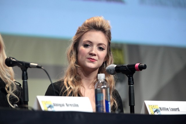 Autor: Gage Skidmore from Peoria, AZ, United States of America (Billie Lourd) [CC BY-SA 2.0 (http://creativecommons.org/licenses/by-sa/2.0)], Wikimedia Commons