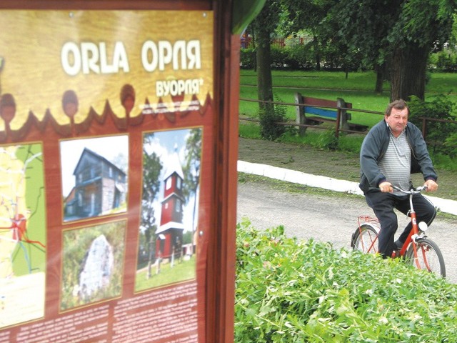 Tablice turystyczne z nazwami i treścią pisaną cyrylicą stoją w Orli już od dawna. Nawet na nich widać jednak, że ich autorzy użyli dwóch wersji pisowni nazwy stolicy gminy: literackiej białoruskiej i w tutejszej &#8211; lokalnej gwarze.