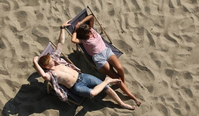 Jaka pogoda czeka nas podczas weekendu? Sprawdźcie koniecznie!Jak informuje Instytut Meteorologii i Gospodarki Wodnej, w sobotę zachmurzenie małe i umiarkowane, początkowo okresami duże. Miejscami, gł&oacute;wnie na wschodzie wojew&oacute;dztwa, przelotne opady deszczu i tam początkowo możliwe burze. Temperatura maksymalna od 23&deg;C do 25&deg;C, nad samym morzem około 22&deg;C. Wiatr słaby i umiarkowany, p&oacute;łnocno-zachodni. W czasie burz wiatr porywisty. W nocy  z soboty na niedzielę zachmurzenie małe i umiarkowane. Temperatura minimalna od 14&deg;C do 16&deg;C. Wiatr słaby, zmienny.W niedzielę zachmurzenie umiarkowane. W pasie nadmorskim możliwe słabe przelotne opady deszczu. Temperatura maksymalna od 24&deg;C do 25&deg;C, nad samym morzem około 22&deg;C. Wiatr słaby i umiarkowany, p&oacute;łnocno-zachodni. W nocy zachmurzenie małe i umiarkowane. Temperatura minimalna od 15&deg;C do 18&deg;C. Wiatr słaby, południowo-zachodni.KLIKNIJ&gt;&gt;&gt; Widok z kamery na plażę w MielnieKLIKNIJ&gt;&gt;&gt; Widok z kamery internetowej na plażę w SarbinowieKLIKNIJ&gt;&gt;&gt; Widok z kamery internetowej na przystań w JamnieKLIKNIJ&gt;&gt;&gt; Widok z kamery na plażę i molo w KołobrzeguKLIKNIJ&gt;&gt;&gt; Widok z kamery na plażę w Ustroniu MorskimKLIKNIJ&gt;&gt;&gt; Widok z kamery internetowej na plażę w Darłowie&lt;iframe src=&quot;https://embed.windyty.com/?52.233,21.017,6,clouds,menu,message,marker,ip,metric.wind.km/h&quot; width=&quot;700&quot; height=&quot;500&quot; frameborder=&quot;0&quot;&gt;&lt;/iframe&gt;&lt;script class=&quot;XlinkEmbedScript&quot; data-width=&quot;640&quot; data-height=&quot;360&quot; data-url=&quot;//get.x-link.pl/41e26f3d-55b0-384a-1a44-592793dc0c22,b027c815-e146-b675-debc-cdf3c0942963,embed.html&quot; type=&quot;application/javascript&quot; src=&quot;//prodxnews1blob.blob.core.windows.net/cdn/js/xlink-i.js?v1&quot;&gt;&lt;/script&gt;